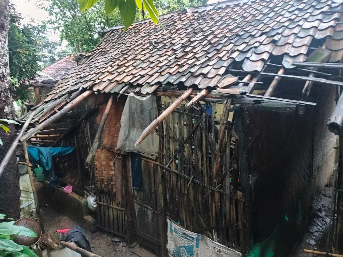 RTLH milik warga Baturanjang, Cipeucang, Pandeglang rusak parah akibat cuaca buruk. (Sumber: Istimewa)