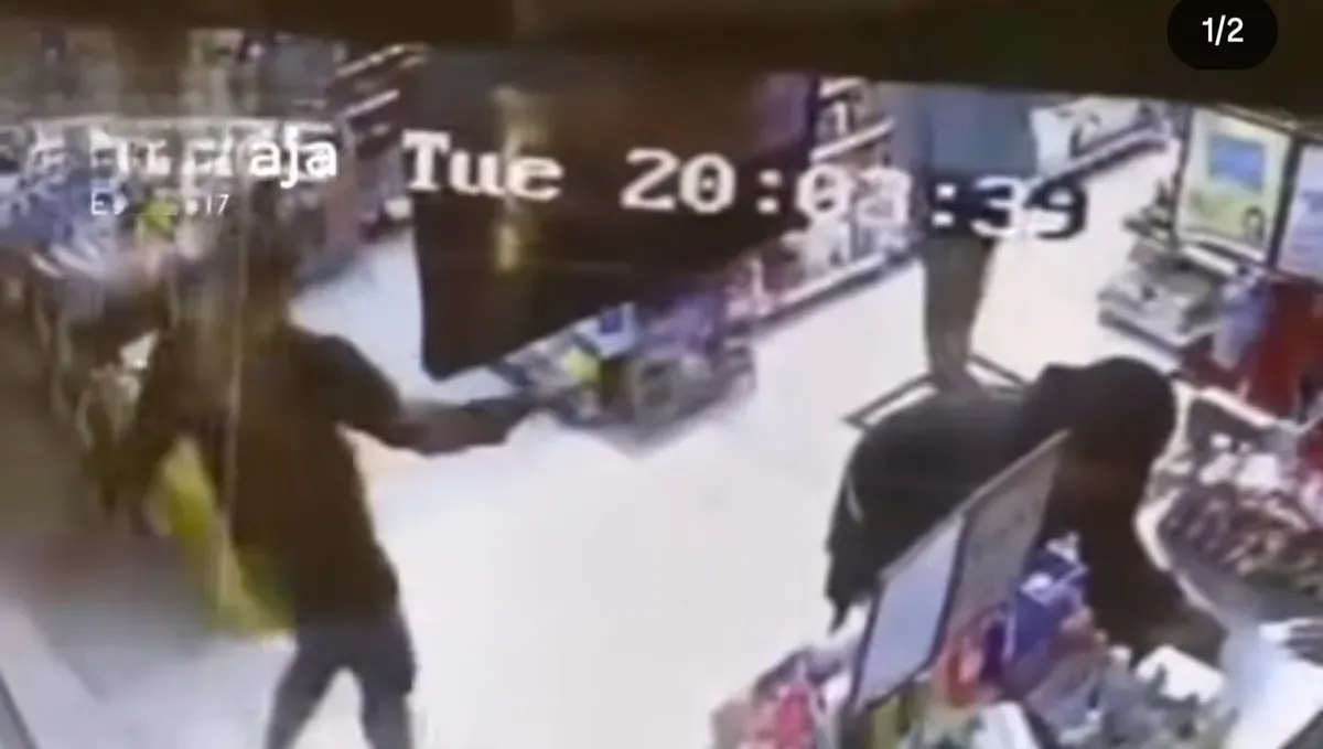 Tangkapan layar video viral ODGJ ngamuk bawa sajam di minimarket. (Sumber: Istimewa)