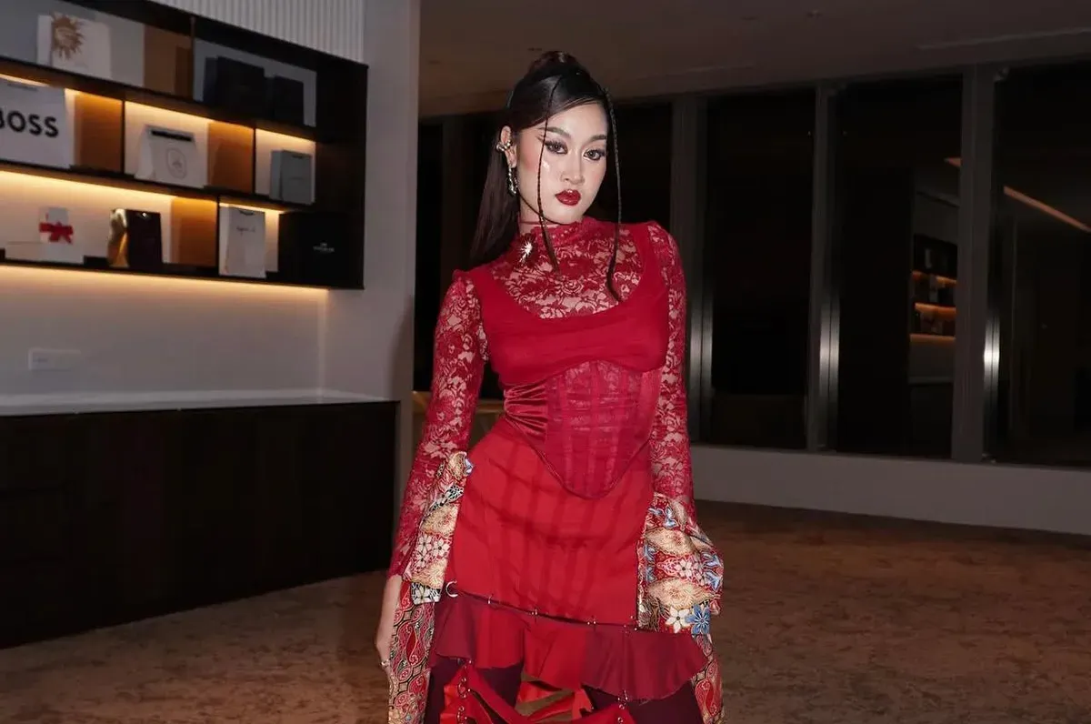 Penyanyi Aisha Retno yang menyebit batik dari Indonesia saat premier film Wicked 2. (Sumber: Instagram/@aisharetno02)