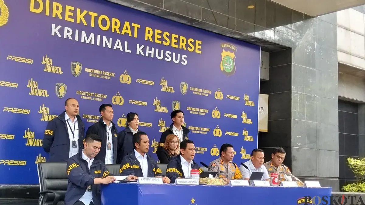 Jumpa pers pengungkapan kasus penyelundupan pakaian bekas impor di Mapolda Metro Jaya, Jakarta Selatan, Jumat, 21 November 2025. (Sumber: Poskota/Ali Mansur)