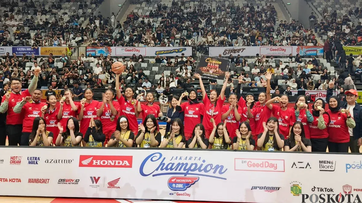 Tim basket putri SMA Jubilee Jakarta menyabet juara HONDA DBL Jakarta 2025 di Indonesia Arena, Gelora, Tanah Abang, Jakarta Pusat, Jumat, 21 November 2025. (Sumber: Poskota/Ali Mansur)
