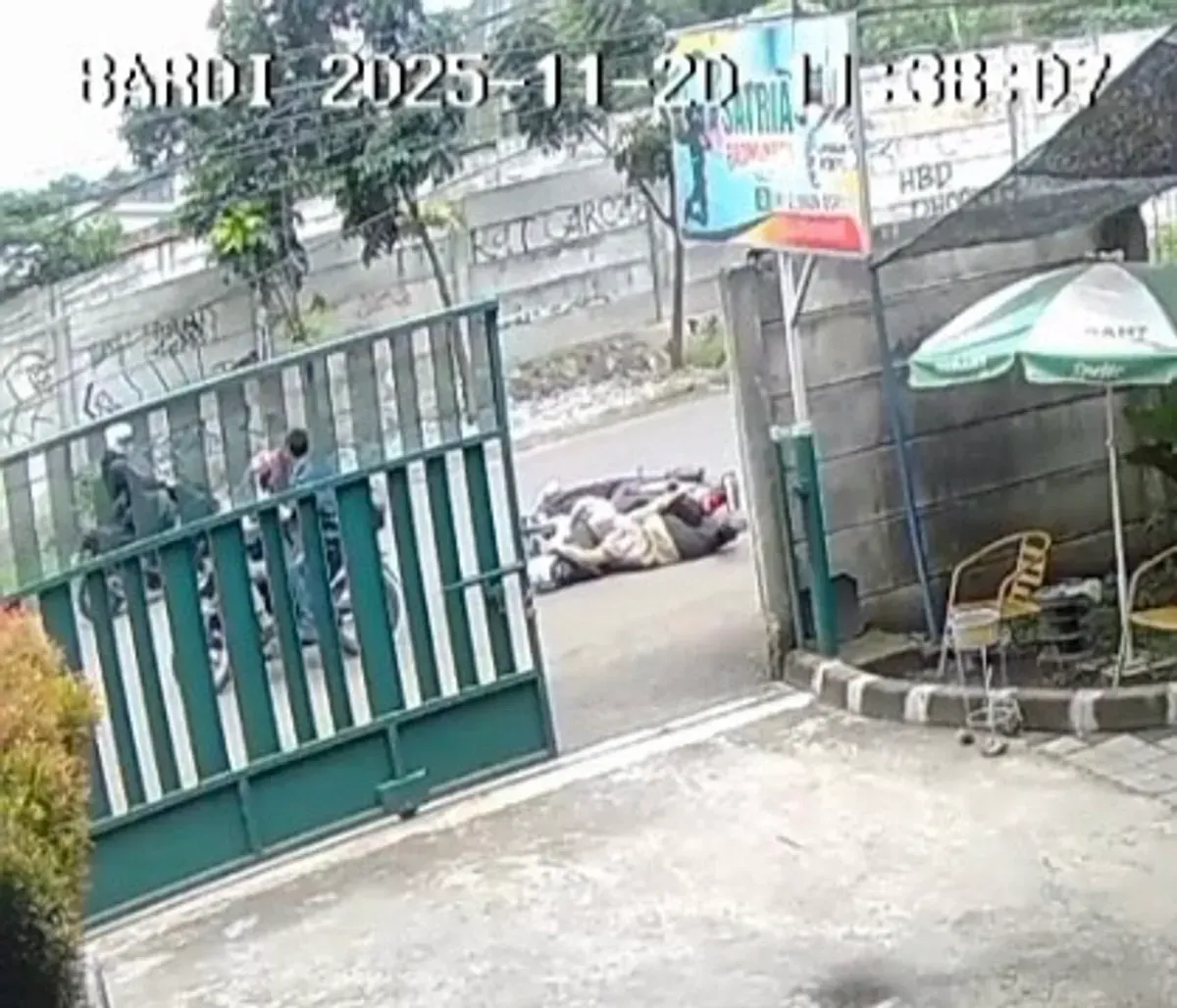 Tangkapan layar CCTV detik-detik korban dijambret di Gunung Putri, Kabupaten Bogor. (Sumber: Istimewa)