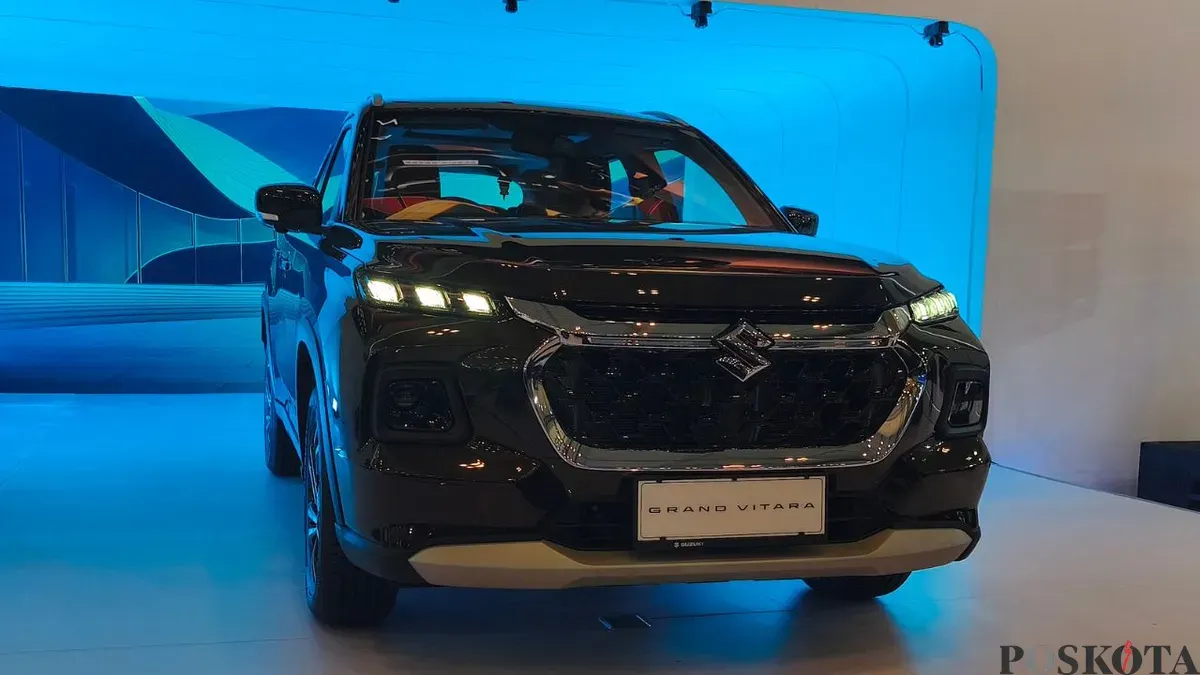 Mobil Suzuki Grand Vitara 2025 hadir dengan warna baru, velg baru, serta fitur interior yang lebih canggih di GJAW 2025, ICE BSD City, Kabupaten Tangerang. (Sumber: Poskota/Erwan Hartawan)