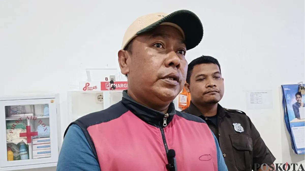 Komandan Regu Rest Area Km 6B, Mardani menjelaskan, pembobolan mobil boks di Rest Area Km 6B Tol Jakarta–Cikampek, Kelurahan Jatibening Baru, Kecamatan Pondok Gede, Kota Bekasi. (Sumber: Poskota/Nurpini Aulia Rapika)