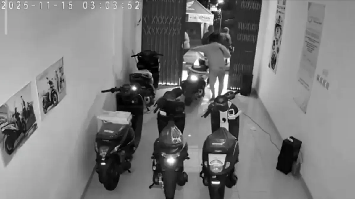 Rekaman aksi perampokan motor dalam dealer di Jalan Pungut Dalam, Kecamatan Rawalumbu, Kota Bekasi, Sabtu, 15 November 2025. (Sumber: Dok. Istimewa)