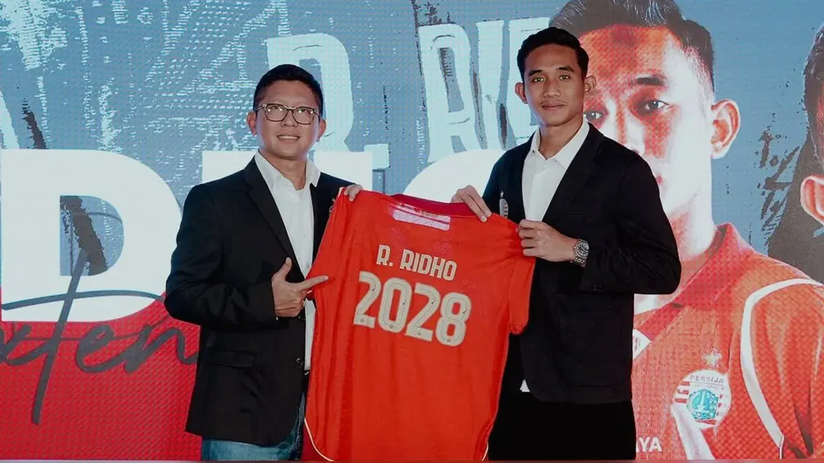 Potret Rizky Ridho (kanan) saat melakukan perpanjangan kontrak Persija Jakarta. (Sumber: Persija)