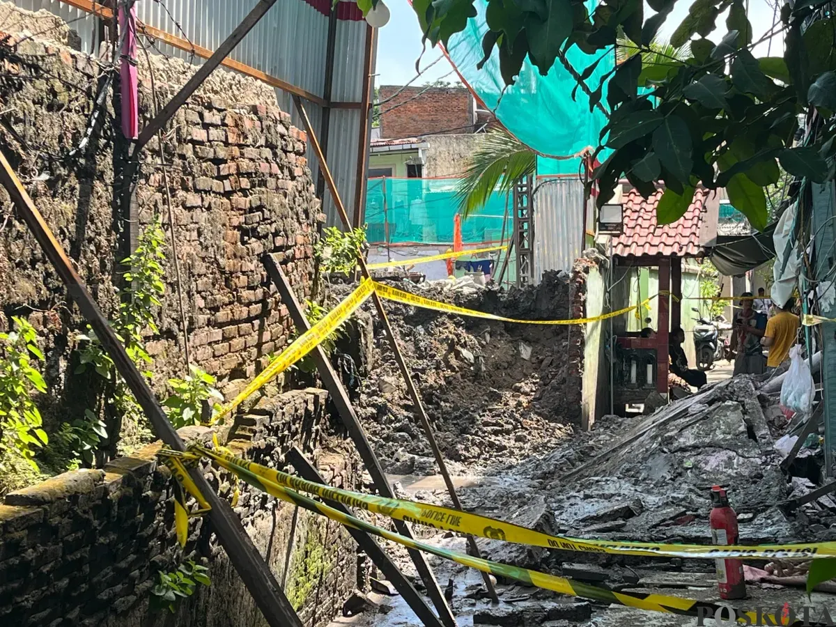 Kondisi tembok bangunan SD Negeri 01, 02 dan SMP Negeri 130 Kelurahan Kota Bambu Utara, Kecamatan Palmerah, Jakarta Barat, Jumat, 21 November 2025. (Sumber: Poskota/Pandi Ramedhan)