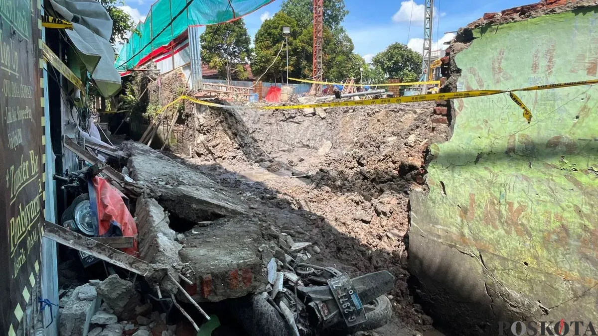 Kondisi tembok bangunan SDN 01, 02 dan SMP Negeri 130 Kelurahan Kota Bambu Utara, Kecamatan Palmerah, Jakarta Barat, Jumat, 21 November 2025. (Sumber: Poskota/Pandi Ramedhan)