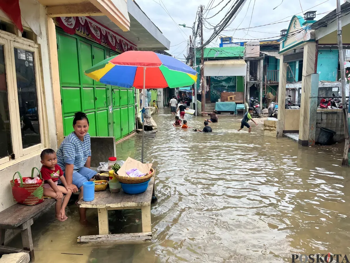 Banjir pesisir (rob) melanda warga RW 22 Kelurahan Muara Angke Kecamatan Penjariangan Jakarta Utara, Sabtu, 22 November 2025. (Sumber: Poskota/Pandi Ramedhan)