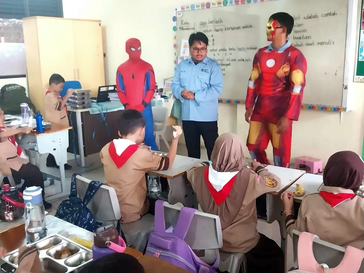 Petugas SPPG Depok Jaya menggunakan costum Iron Man dan Spedirman saat membagikan MBG ke SDN Anyelir 1. (Sumber: Istimewa)