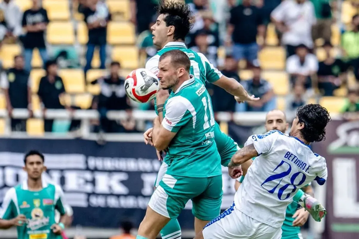 Duel panas Persebaya Surabaya vs Arema FC berakhir dengan skor imbang, pada Sabtu 22 November 2025. (Sumber: Instagram)