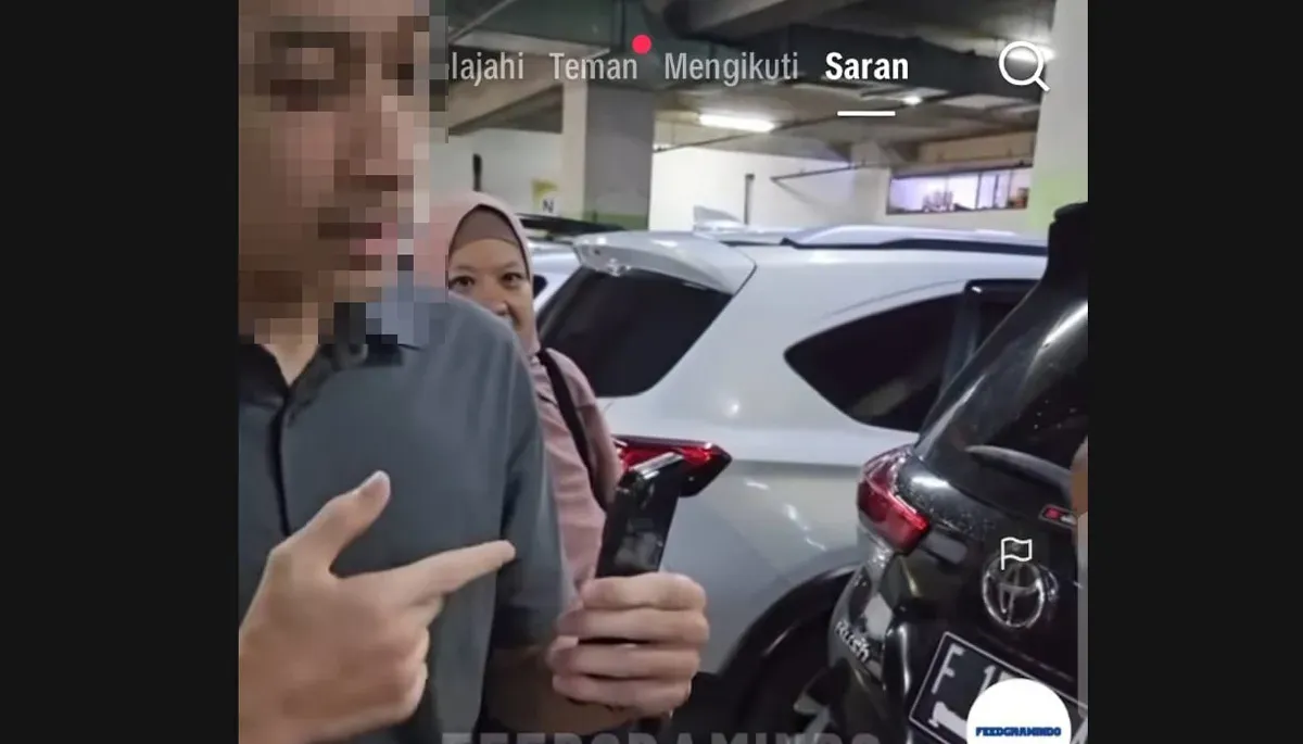Tangkap layar seorang pria yang berdebat dengan sejumlah orang diduga debt collector di salah satu pusat perbelanjaan di Kota Bogor.