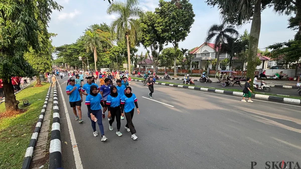 Warga berolahraga di CFD Tegar Beriman, Cibinong, Kabupaten Bogor, Minggu, 23 November 2025. (Sumber: Poskota/Giffar Rivana)