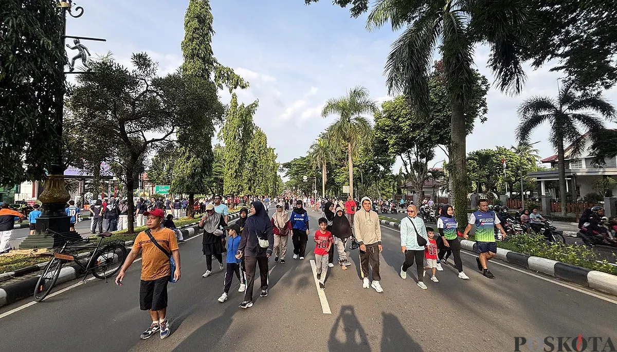 Sejumlah warga berolahraga santai di area CFD Tegar Beriman, Cibinong, Kabupaten Bogor pada Minggu, 16 November 2025. (Sumber: POSKOTA | Foto: Giffar Rivana)