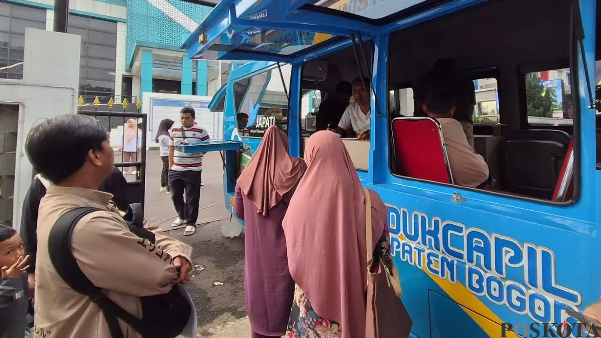 Disdukcapil Kabupaten Bogor membuka pelayanan dalam CFD Tegar Beriman, Cibinong, Minggu, 23 November 2025. (Sumber: Poskota/Giffar Rivana)
