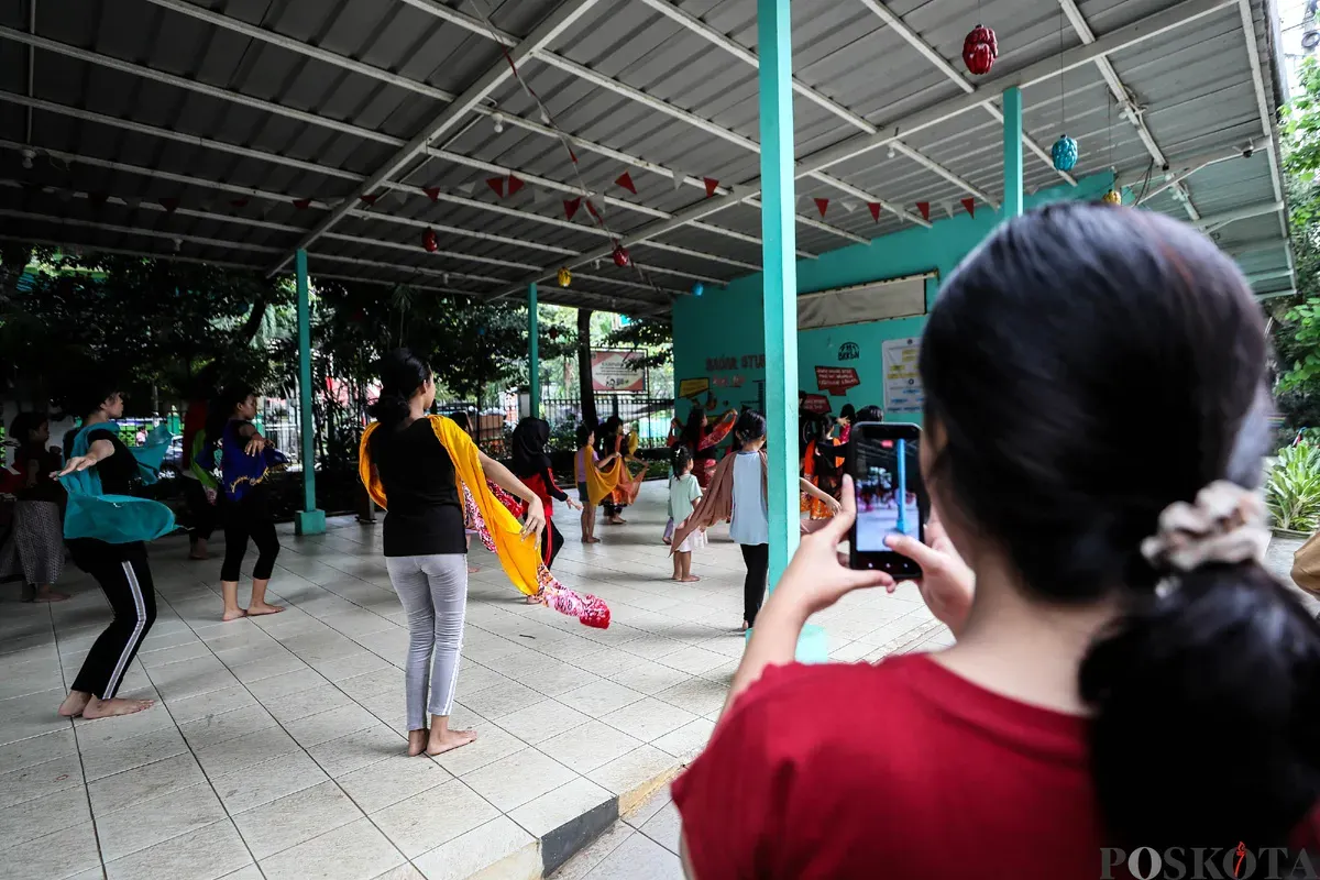Ilustrasi, sejumlah anak didampingi orang tua mengikuti pelatihan tari tradisional di Ruang Publik Terpadu Ramah Anak (RPTRA) Karang Anyar, Sawah Besar, Jakarta, Minggu, 23 November 2025. (Sumber: POSKOTA | Foto: Bilal Nugraha Ginanjar)