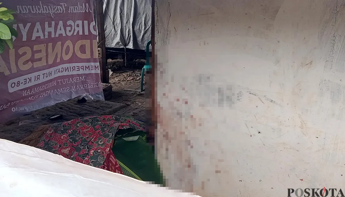 Jasad pria berinisial H tergeletak yang tewas akibat ledakan benda diduga mortir di Kampung Ujung Harapan, Kelurahan Bahagia, Kecamatan Babelan, Kabupaten Bekasi, Minggu, 23 November 2025. (Sumber: POSKOTA | Foto: Nurpini Aulia Rapika)