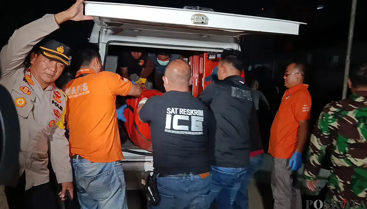 Jasad Hidayatullah yang tewas akibat ledakan mortir dibawa ke RS Polri Kramat Jati. (Sumber: POSKOTA | Foto: Nurpini Aulia Rapika)