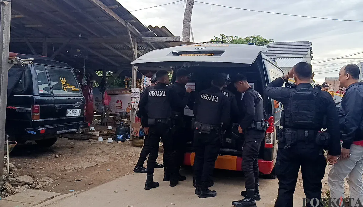 Tim Gegana Korps Brimob Polri diterjunkan ke TKP ledakan mortir yang tewaskan pemulung di Ujung Harapan, Babelan, Kabupaten Bekasi, pada Minggu, 23 November 2025. (Sumber: POSKOTA | Foto: Nurpini Aulia Rapika)