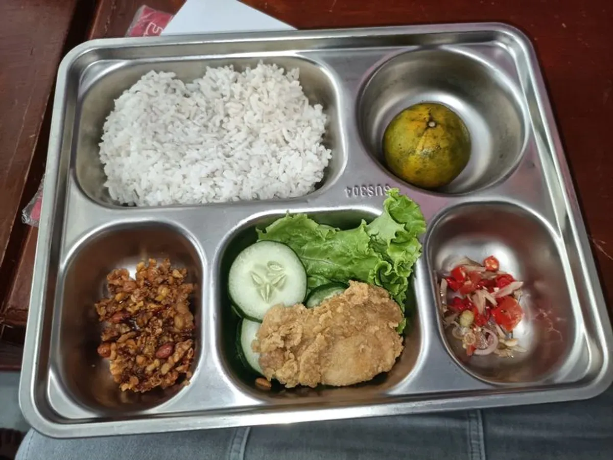 Program Makan Bergizi Gratis (MBG) yang menerapkan sistem shift untuk memastikan makanan sehat tiba tepat waktu di sekolah. (Sumber: Pinterest)