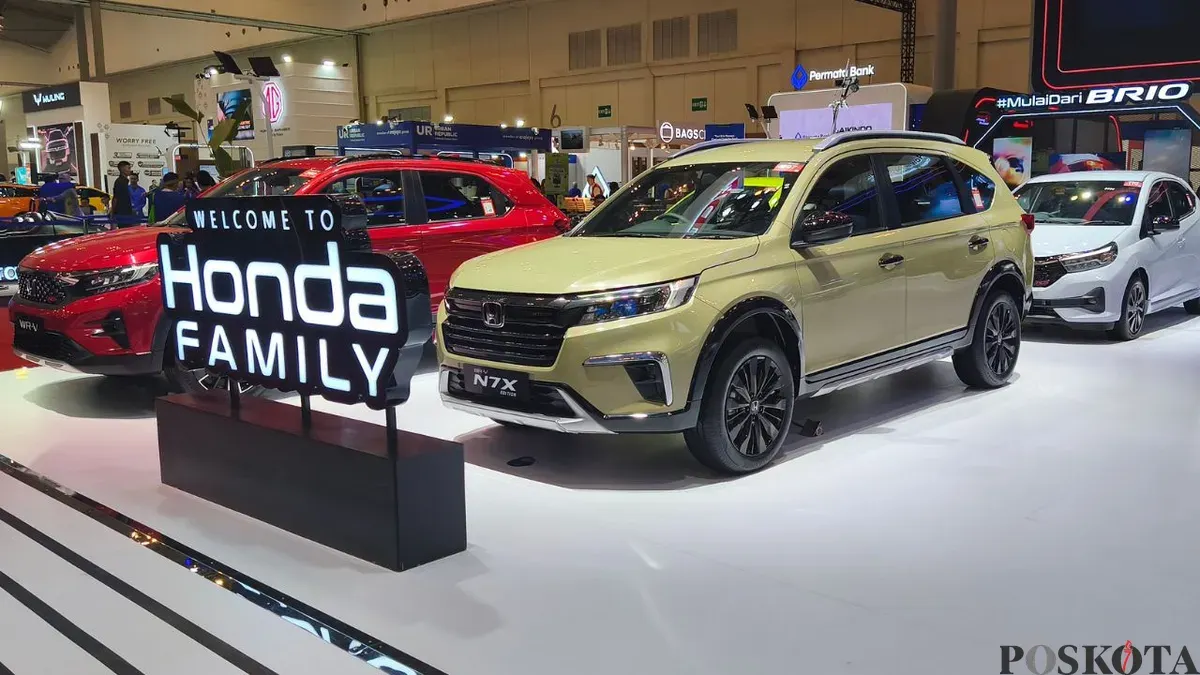 Honda menawarkan pembelian unit mobil dalam program akhir tahun di GJAW 2025, ICE BSD City, Kabupaten Tangerang. (Sumber: Poskota/Erwan Hartawan)