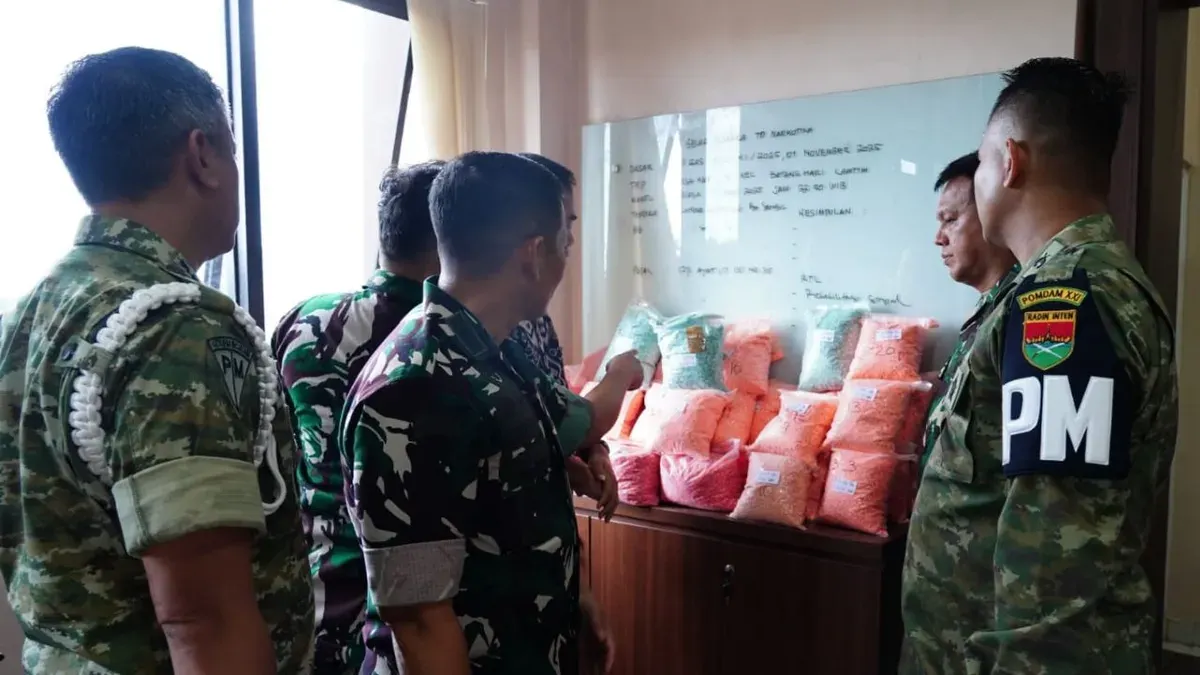 Prajurit TNI AD dari Korem 043/Garuda Hitam menggagalkan peredaran 90.000 butir narkoba jenis ekstasi di ruas Tol Trans Sumatera KM 136 jalur B, Kamis, 20 November 2025. (Sumber: Dok. Dispenad)