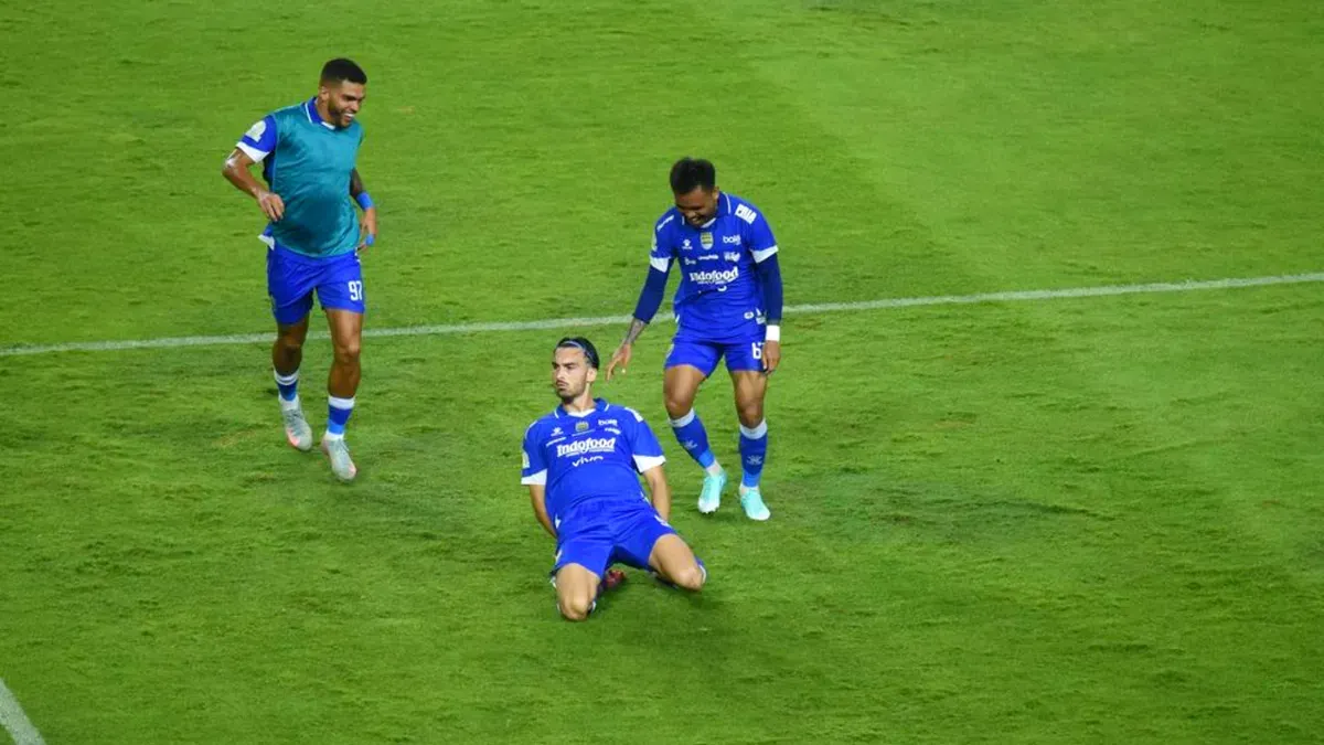 Potret pemain Persib Bandung, Andrew Jung yang melakukan selebrasi usai mencetak gol. (Sumber: Persib)