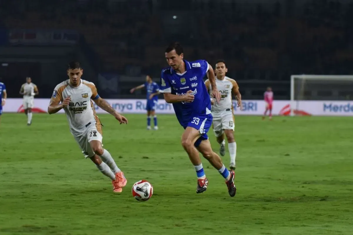 Aksi Thom Haye pada laga Persib Bandung vs Dewa United, Jumat 21 November 2025. (Sumber: persib.co.id)