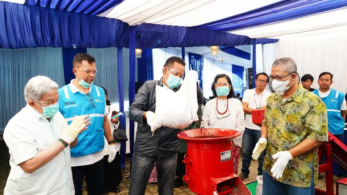 General Manager PLN UID Jakarta Raya, Moch. Andy Adchaminoerdin (tengah) dan tim Gerakan Ciliwung Bersih (GCB), melakukan uji coba proses pencacahan biomassa menggunakan mesin cacah listrik. (Sumber: Dok. PLN UID Jakarta Raya)