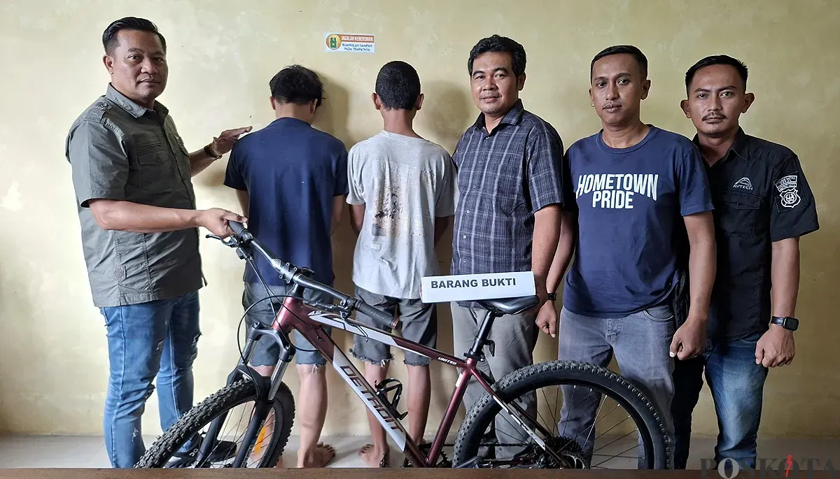 Kanit Reskrim Polsek Tajurhalang, Ipda Mareben Simarsoit beserta Tim Opsnal berhasil mengamankan dua pelaku pencurian sepeda gunung. (Sumber: POSKOTA | Foto: Angga Pahlevi)