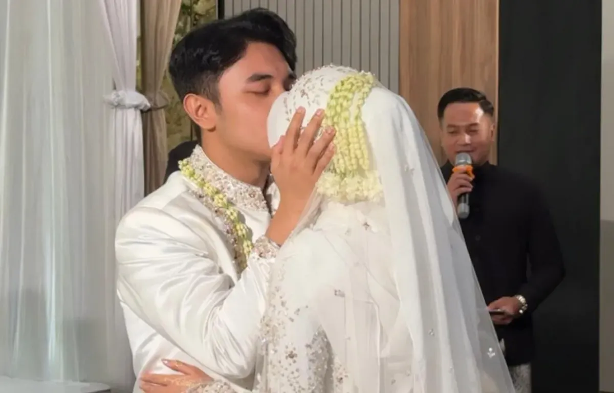 YouTuber Fiki Naki resmi mengumumkan pernikahannya dengan Tina Agustin atau dikenal Tinandrose. (Sumber: Instagram Story/@fikinaki)