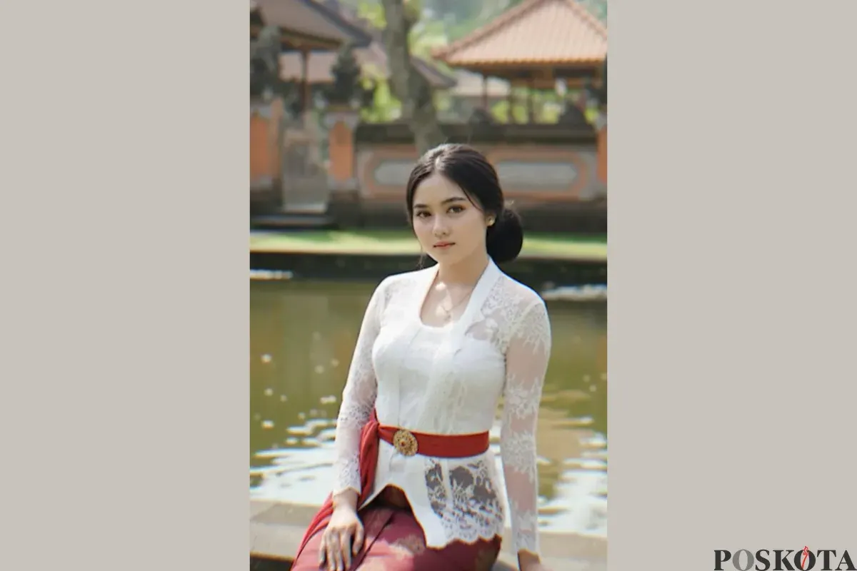 Edit Foto Pakai Baju Adat Batik dengan View Aesthetic di Gemini AI (Sumber: TikTok/@vexxylotus)
