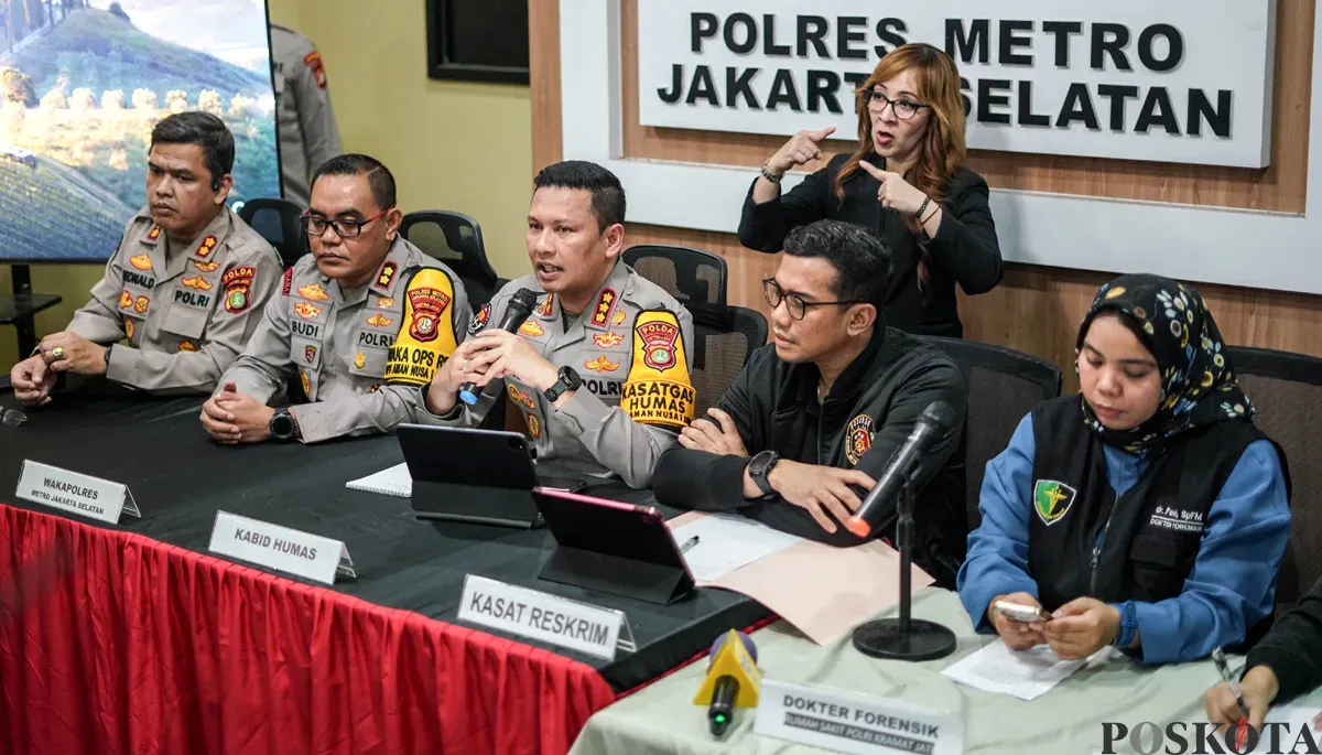 Kasatreskrim Polres Metro Jakarta Selatan, AKBP Ardian Satrio Utomo (kedua dari kanan) saat konferensi pers pengungkapan kasus pembunuhan bocah Alvaro Kiano, Senin, 24 November 2025. (Sumber: POSKOTA | Foto: Bilal Nugraha Ginanjar)