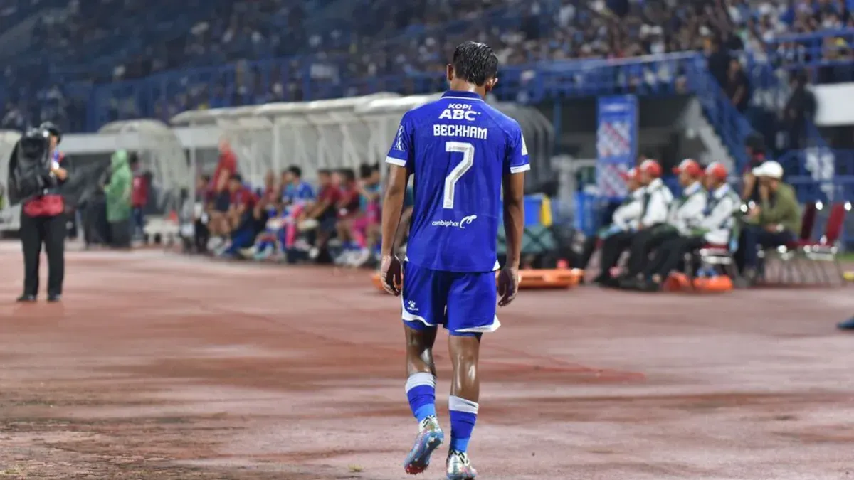 Potret gelandang Persib Bandung, Beckham Putra Nugraha tertunduk lesu usai diganjar kartu merah saat melawan Dewa United. (Sumber: Persib)