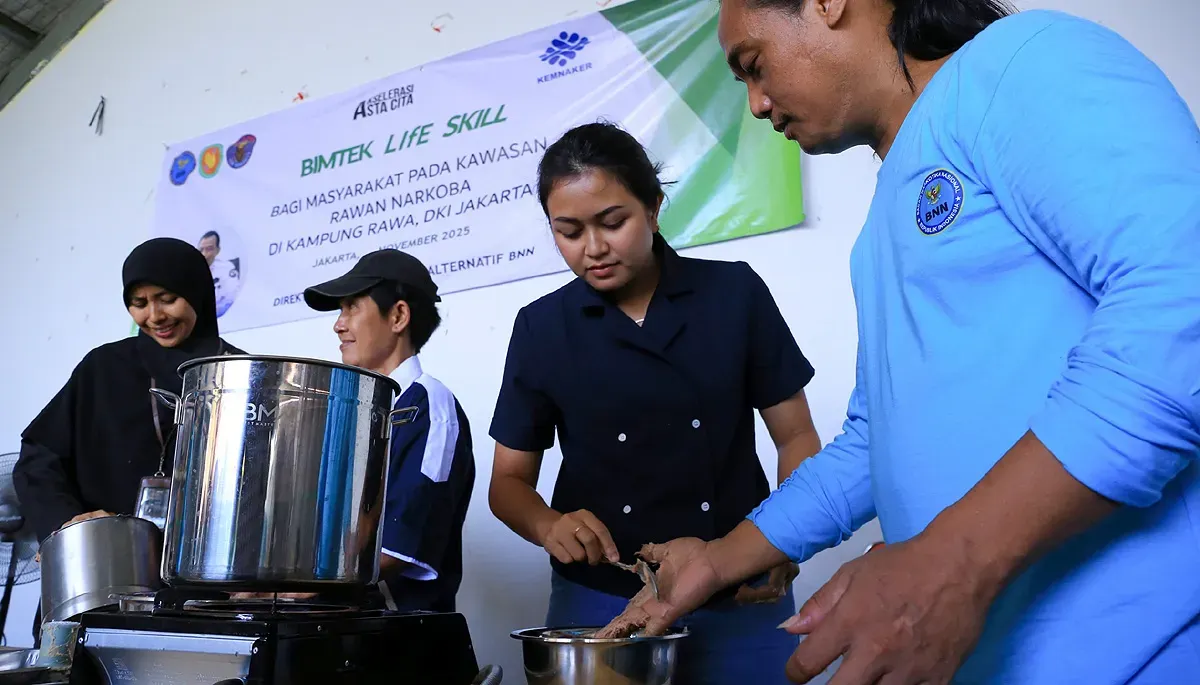 Peserta Bimtek Life Skill yang digelar BNN mengikuti arahan dari instruktur di Kampung Rawa, Jakarta Pusat. (Sumber: Dok. BNN)