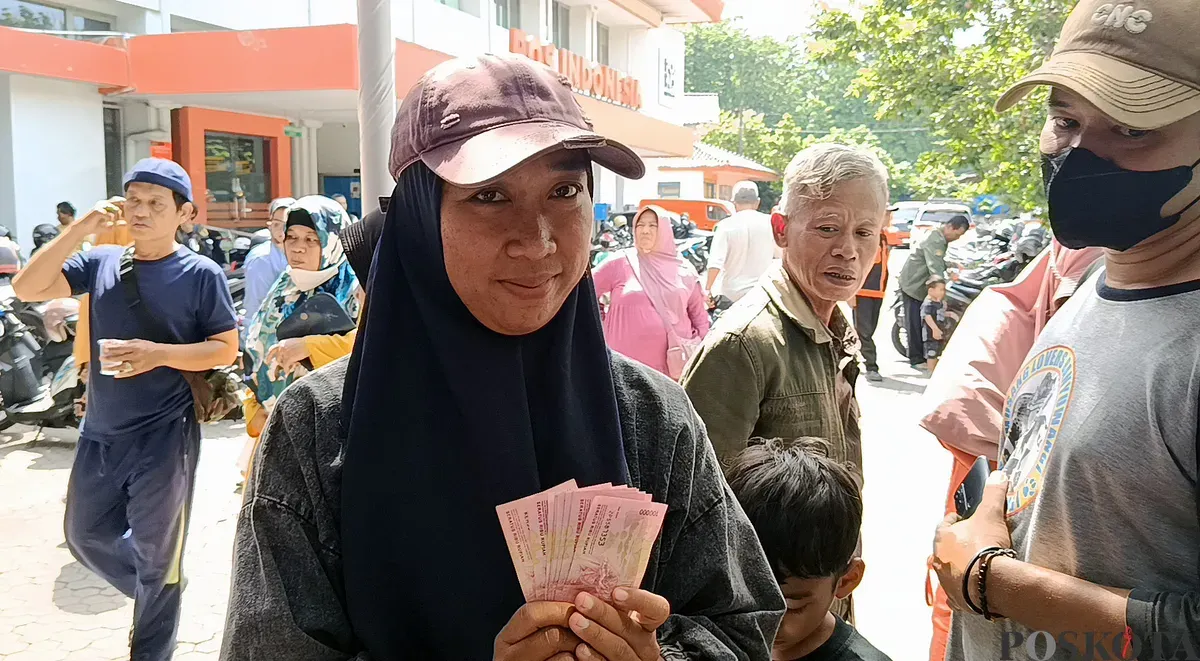Warga mencairkan BLT Kesra di Kantor Pos di Jalan Lapangan Serbaguna, Margahayu, Kecamatan Bekasi Timur, Senin, 24 November 2025. (Sumber: POSKOTA | Foto: Nurpini Aulia Rapika)