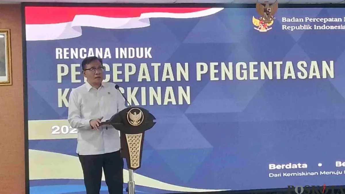 Kepala BP Taskin, Budiman Sudjatmiko menyampaikan pernyataan kepada awak media di Kebon Sirih, Jakarta Pusat, Senin, 24 November 2025. (Sumber: Poskota/M. Tegar Jihad)