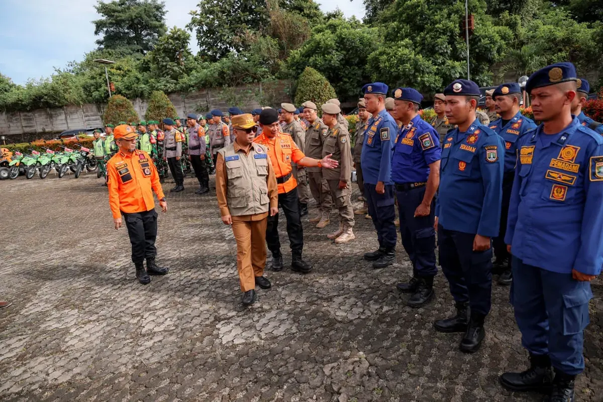 Gubernur Banten Andra Soni memeriksa kesiapsiagaan petugas saat apel di halaman Kantor BPBD Banten. (Sumber: Dok. Kominfo Pemprov Banten)