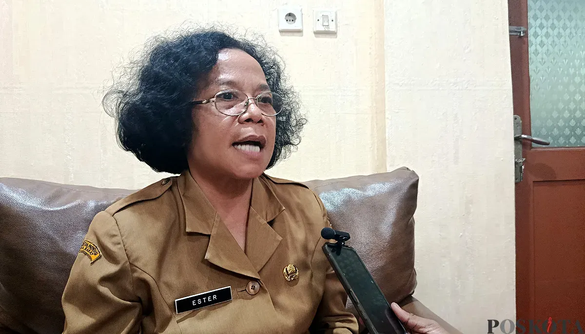 Kepala Bidang Perlindungan dan Jaminan Sosial Dinas Sosial Kota Bekasi, Ester. (Sumber: POSKOTA | Foto: Nurpini Auli Rapika)