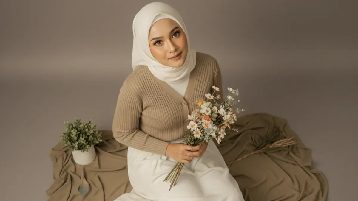 Hasil edit foto studio wanita berhijab pakai prompt Gemini AI. (Sumber: Gemini AI)