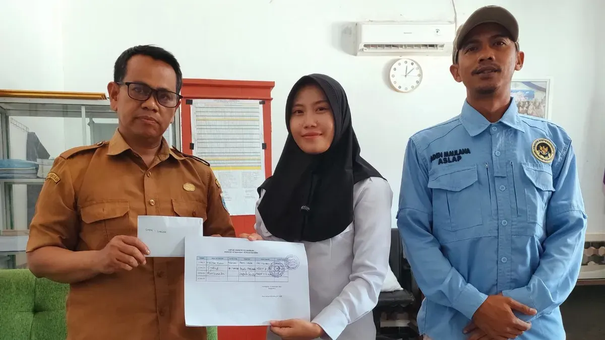 Pihak SPPG Labuan Mandiri, Kabupaten Pandeglang, menyerahkan uang insentif guru yang terlibat program MBG. (Sumber: Dok. SPOG Labuan Mandiri)
