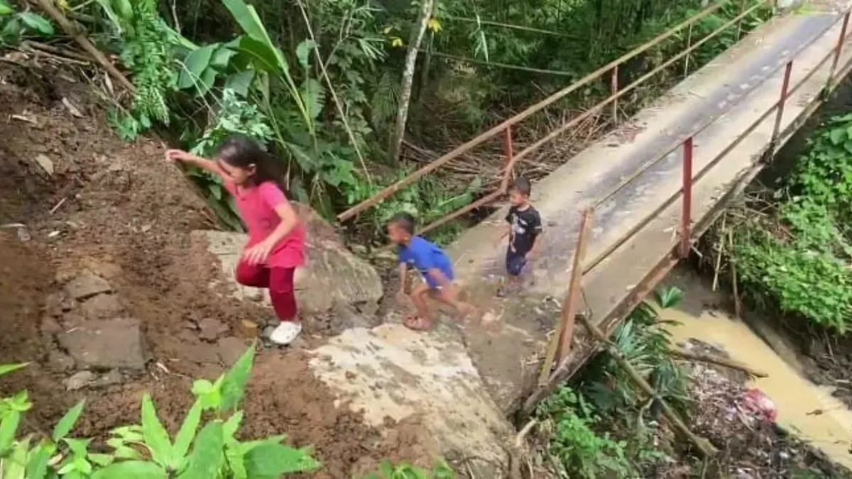 Sejumlah anak kecil Desa Sangiangtanjung, Kecamatan Kalanganyar, Kabupaten Lebak, melintasi jembatan ambruk. (Sumber: Dok. Warga)