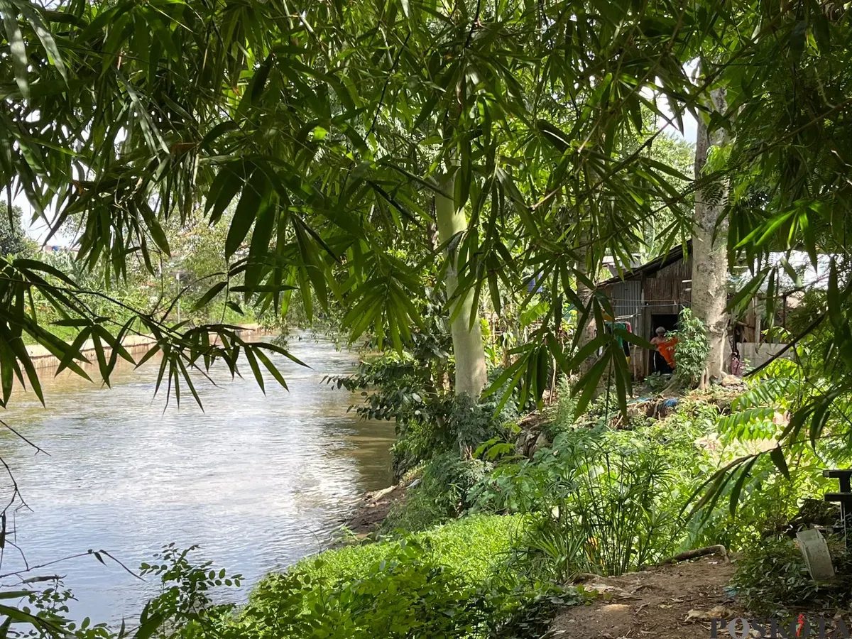 Situasi bantaran Kali Ciliwung, Pengadegan, Jakarta Selatan, Senin, 24 November 2025. (Sumber: Poskota/M. Tegar Jihad)