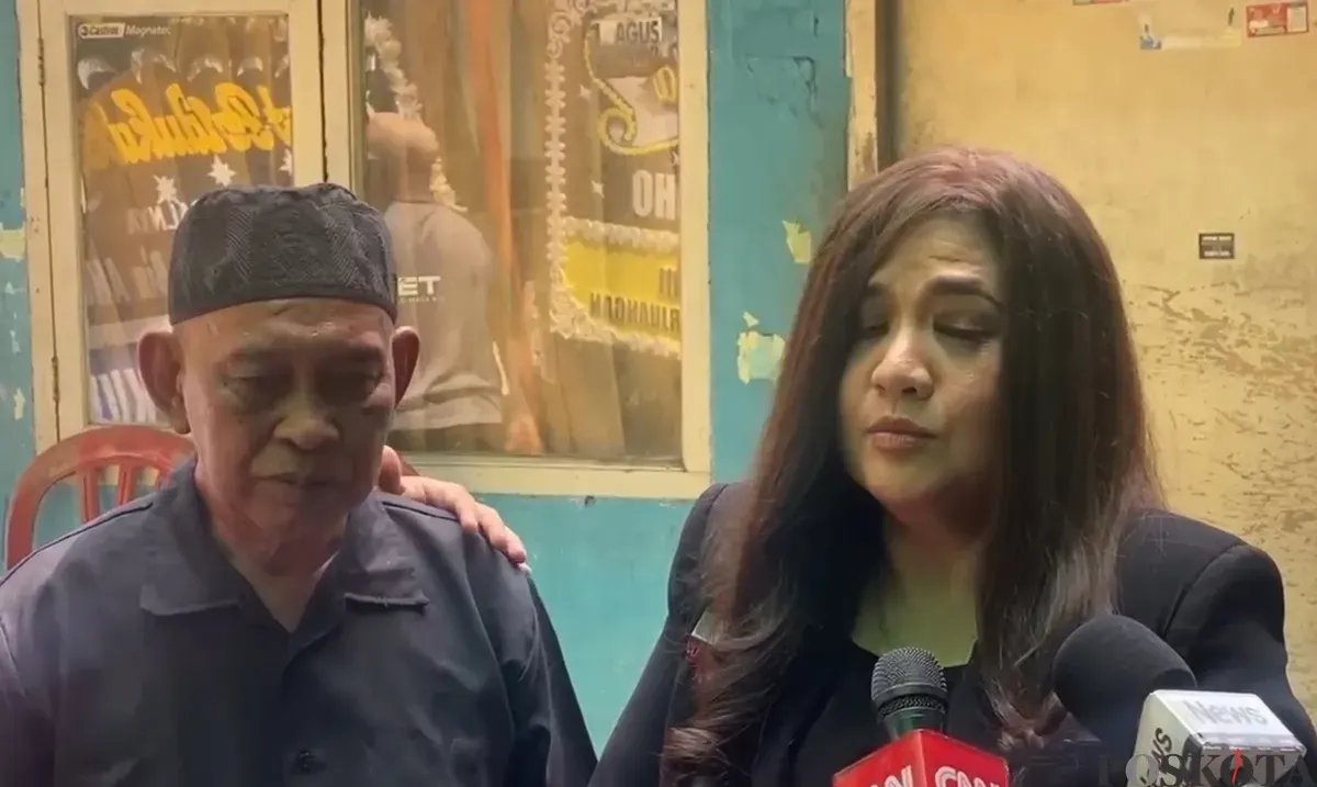 Ketua Komisi Nasional Perlindungan Anak DKI Jakarta, Cornelia Agatha, mendatangi rumah duka Alvaro Kiano Nugroho, 6 tahun, di kawasan Pesanggrahan, Kebayoran Lama, Jakarta Selatan, Senin, 24 November 2025. (Sumber: Poskota/Ali Mansur)