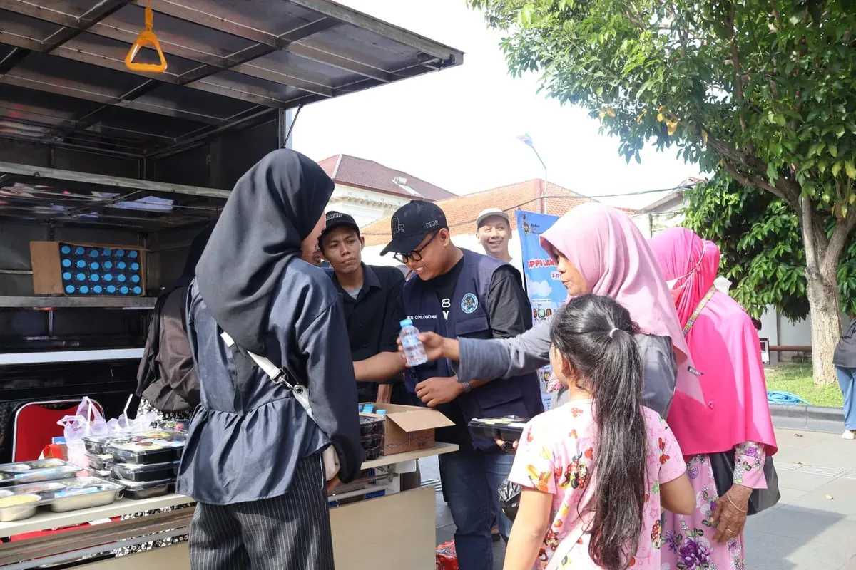 SPPG Kota Solo bersama Pemerintah Kota Surakarta menggelar kegiatan Showcase dan Pembagian Program Makan Bergizi Gratis (MBG) pada gelaran Car Free Day. (Sumber: Biro Hukum dan Humas BGN)
