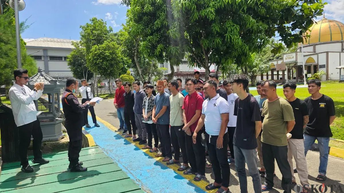 Narapidana Rutan Kelas I Tangerang mendapatkan pengarahan sebelum bebas, Senin, 24 November 2025. (Sumber: Poskota/Veronica Prasetio)