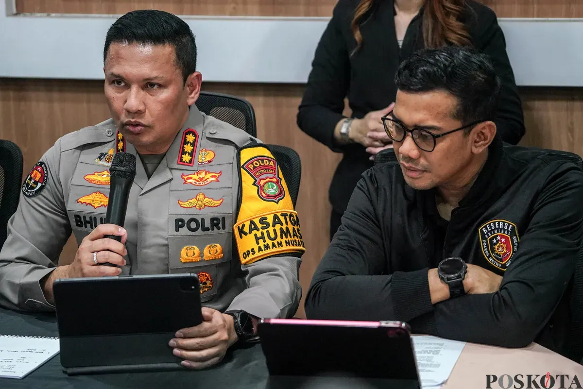 Kombes Pol Budi Hermanto (kiri) dan AKBP Ardian Satrio Utomo (kanan) saat menyampaikan keterangan terkait kasus pembunuhan Alvaro, Senin, 24 November 2025. (Sumber: POSKOTA | Foto: Ali Mansur)