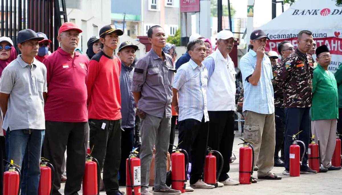 Apel Deklarasi Gerakan Masyarakat Punya Alat Pemadam Api Ringan (GEMPAR) di halaman Kantor Kecamatan Cakung, Senin, 24 November 2025. (Sumber: Dok Pemkot Jaktim)