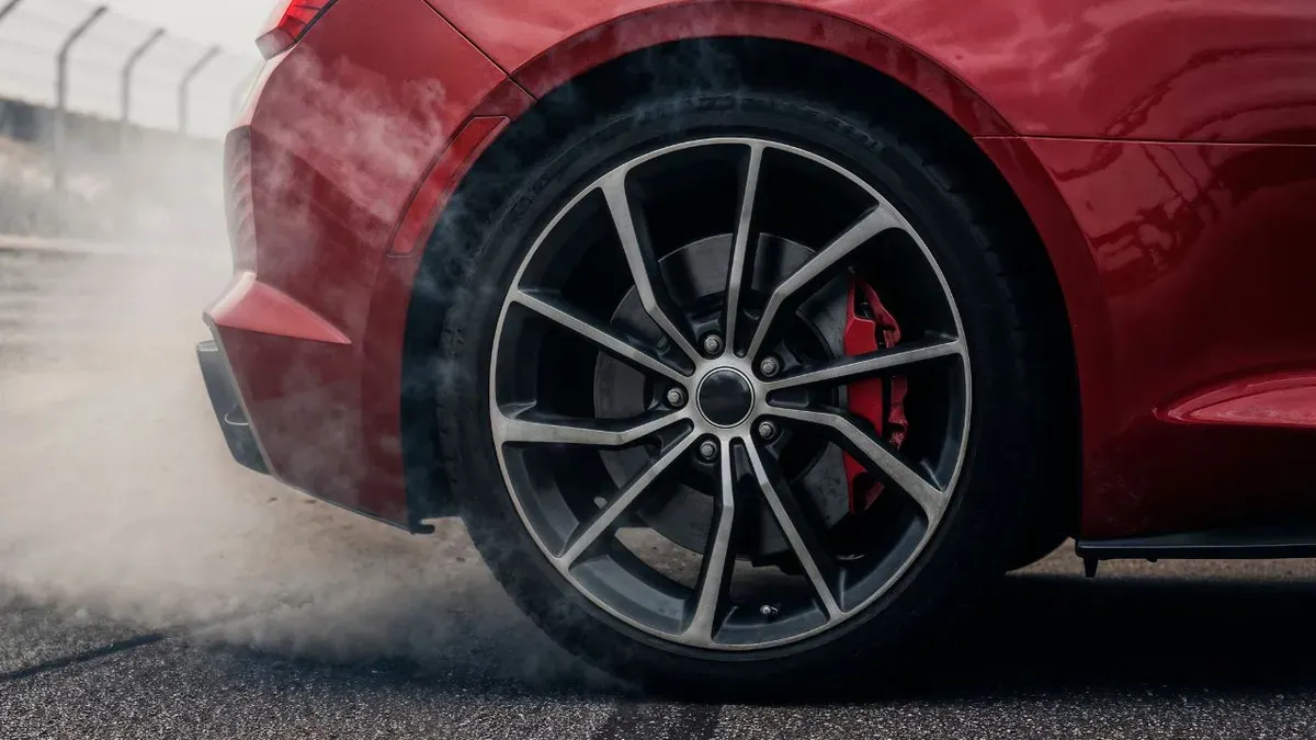 Ilustrasi mobil berkendara ugal-ugalan. (Sumber: Freepik)