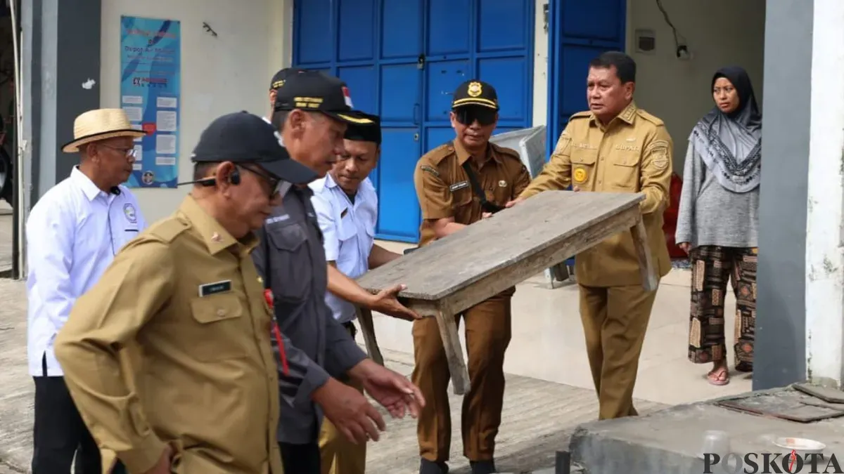 Bupati Tangerang, Maesyal Rasyid meninjau kegiatan normalisasi gorong-gorong di Kecamatan Pasar Kemis. (Sumber: Poskota/Veronica Prasetio)